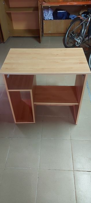 Продавам ученическо бюро