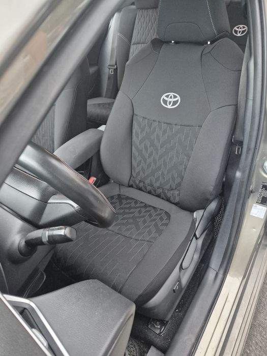Huse auto Toyota Corolla sedan si Cross, Yaris Cross