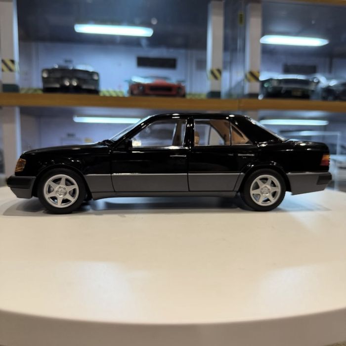 Модель 1:18 Mercedes Benz W124.  500E