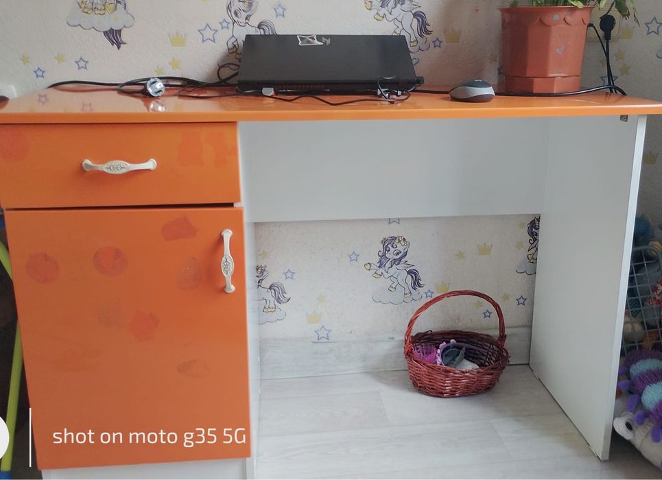 Стол в хорошем состоянии. От наклеек следы видны