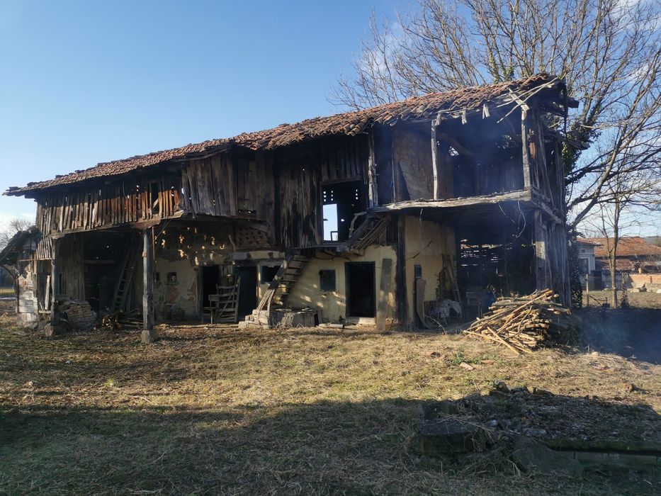 Къща със селскостопанскиа постройка и дворно място 1300кв.м в с. Горна