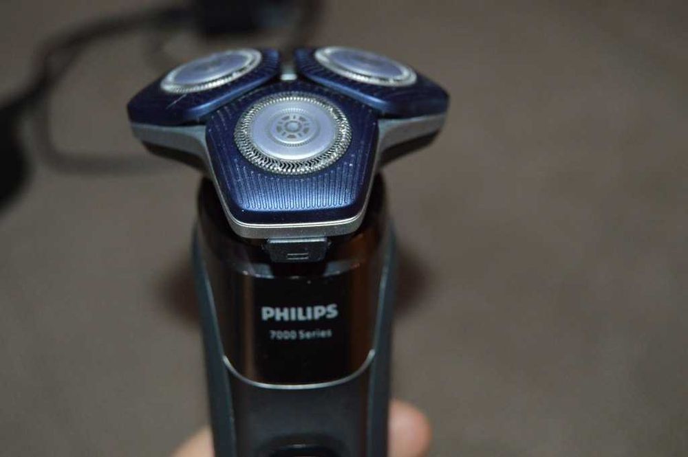 Aparat de ras barbierit Philips seia 7000 model S7887