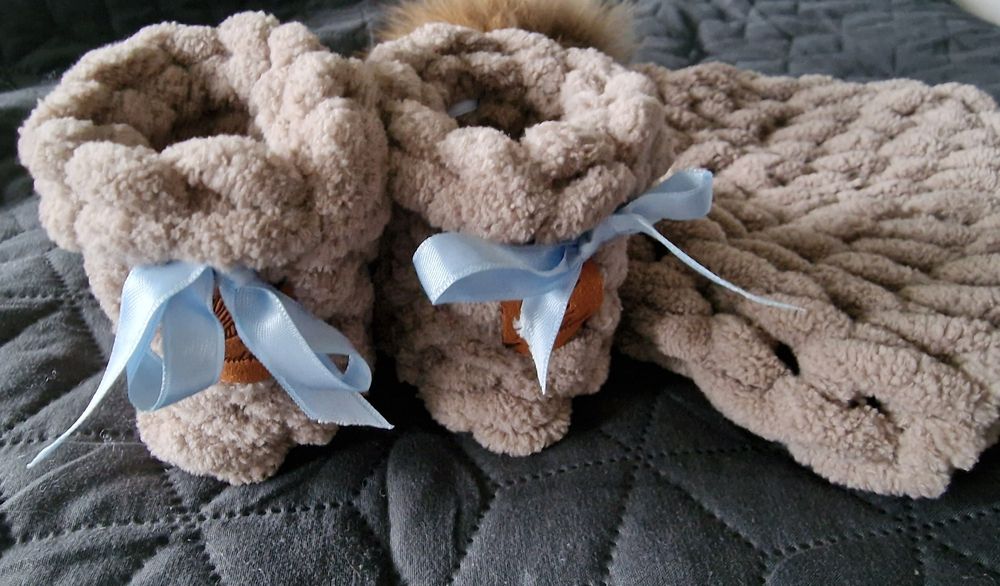 Бебешка шапка и ботушки handmade