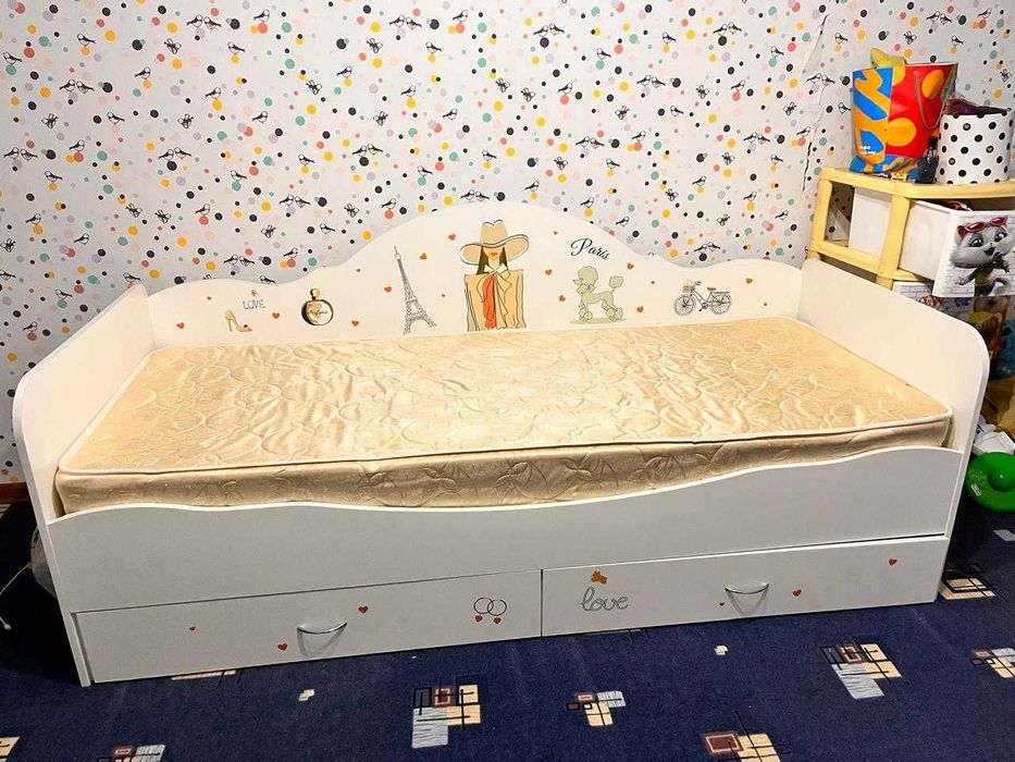 Платяной шкаф с кроватью