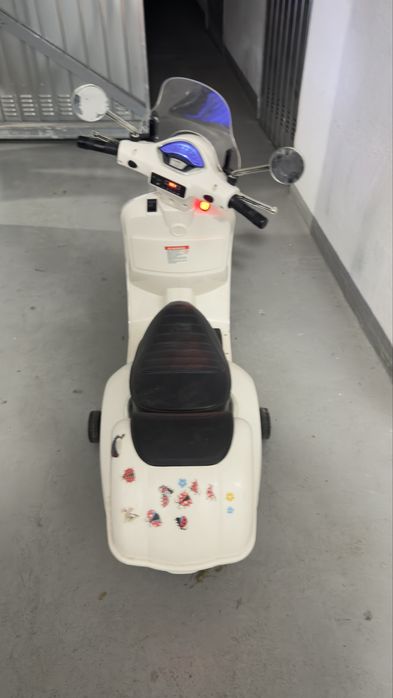 Trotineta cu baterie Vespa pentru copii cu portbagaj alb Sun Baby