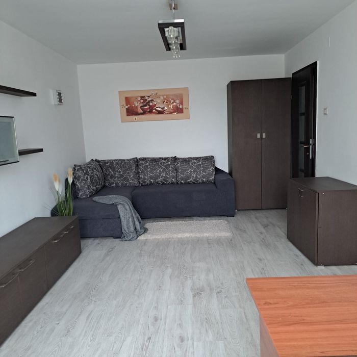 Închiriez apartament cu 2 camere