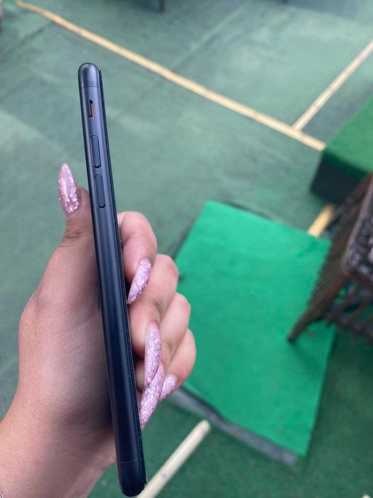 Продавам iPhone 7