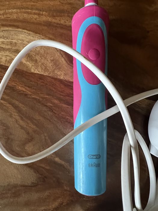 Детска електрическа четка за зъби  raun Oral B