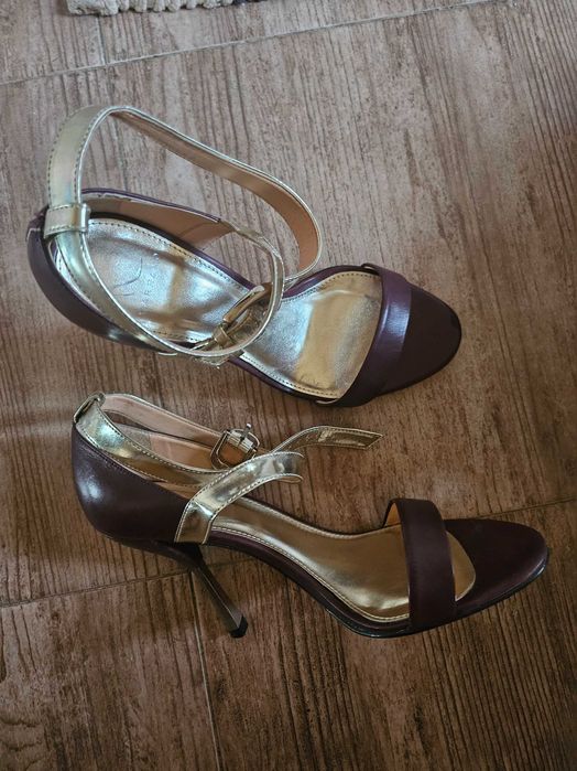 Продавам обуви CARRANO