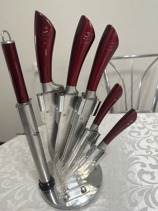 Продается набор кухонных ножей.