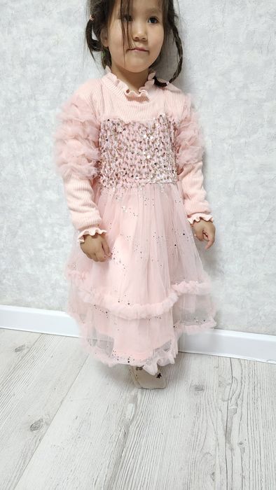 Продам нарядные платья для девочек 128 рост