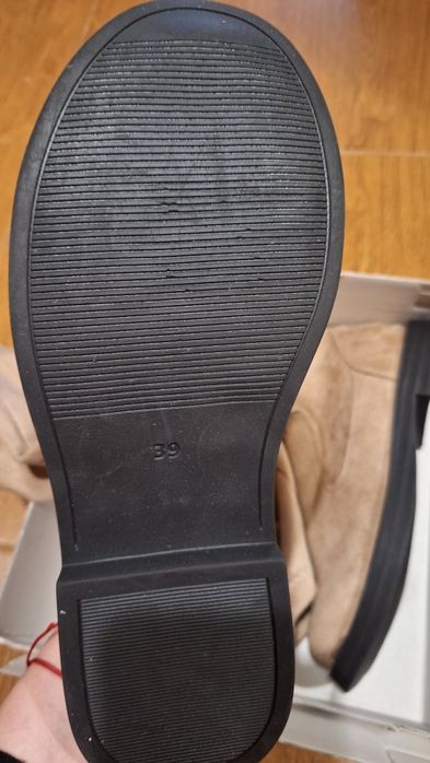 Продавам чисто нови дамски ботуши