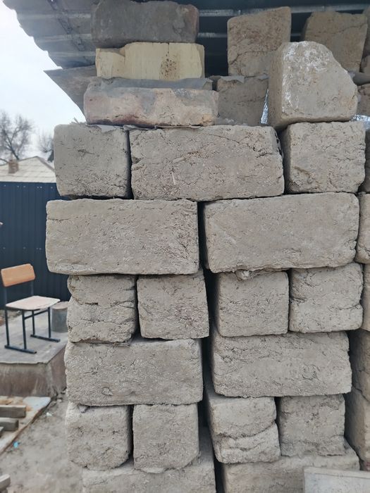 Кірпіш тасбогетте тұр