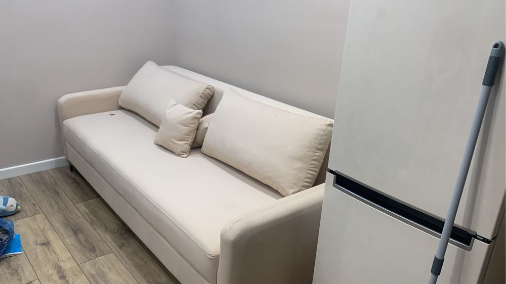 Диван абсолютно новый с подушками