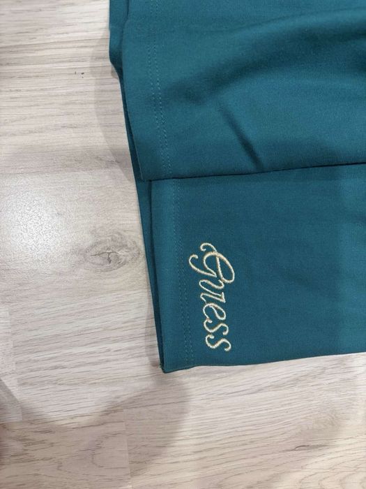 Продавам чисто нова пола Guess за момиче