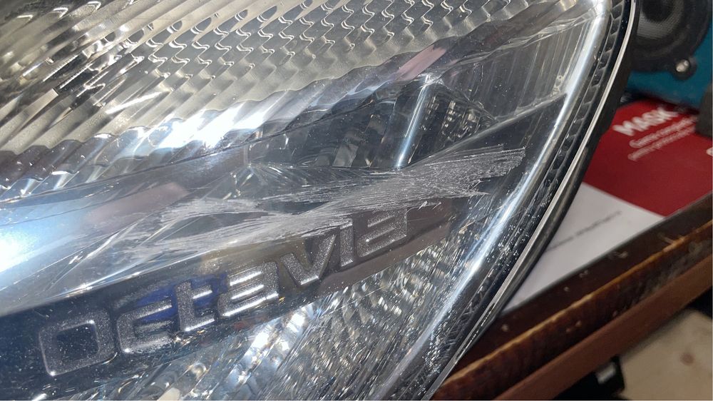 Vând far stânga Skoda Octavia