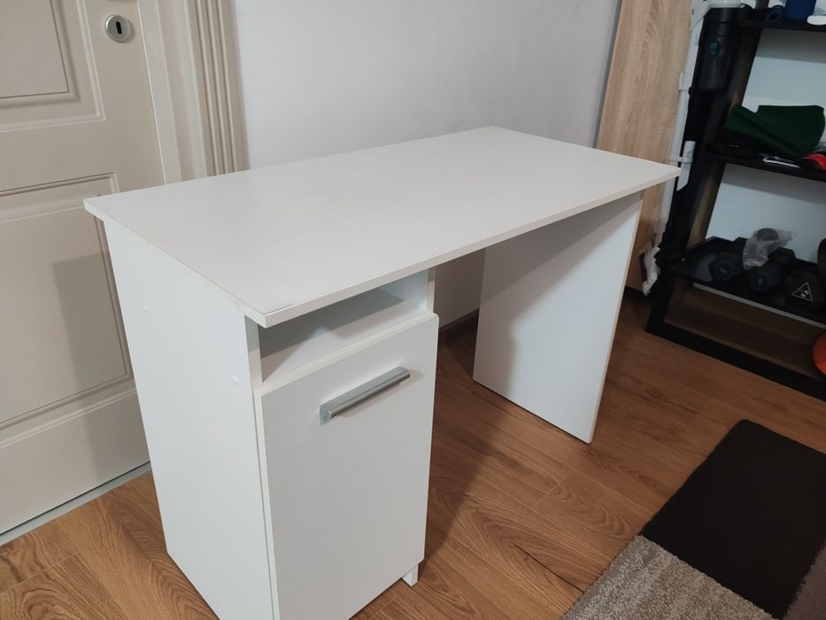 Vand Birou cu dulap pentru  computer alb  in stare buna