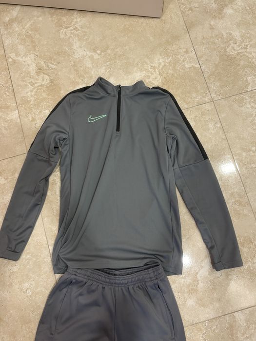 Сив спортен комплект на nike за деца. Размер 137-147
