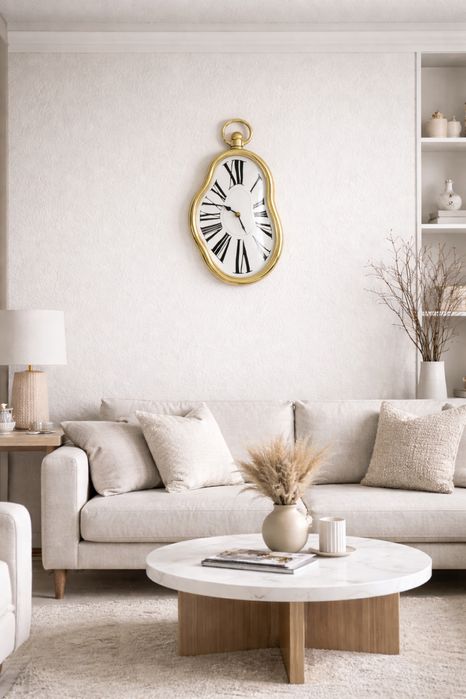 Часы на стену необычной формы.