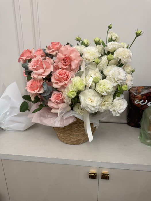 Букет из роз и эустом в кашпо