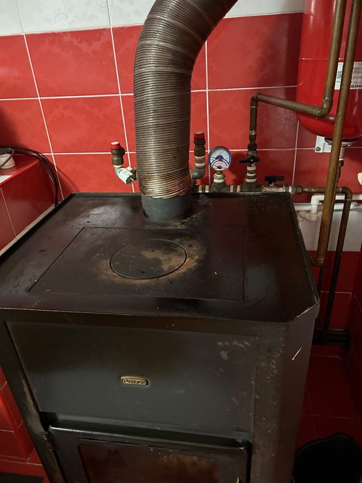 Vând termoșemineu 24kw lemne +boiler 80 L + vas expansiune + sistem instalație