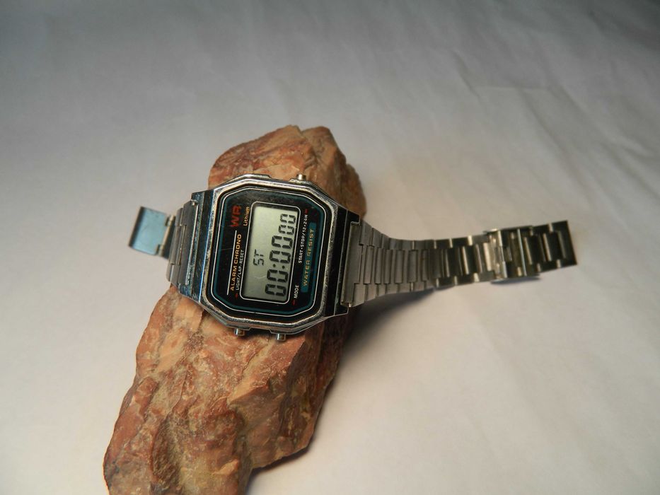 Ceas retro digital QUARTZ cu calendar , alarma , iluminator