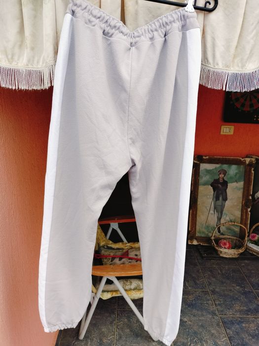 Pantaloni de trening damă – Gri deschis / Benzi albe laterale – Mărime M/L