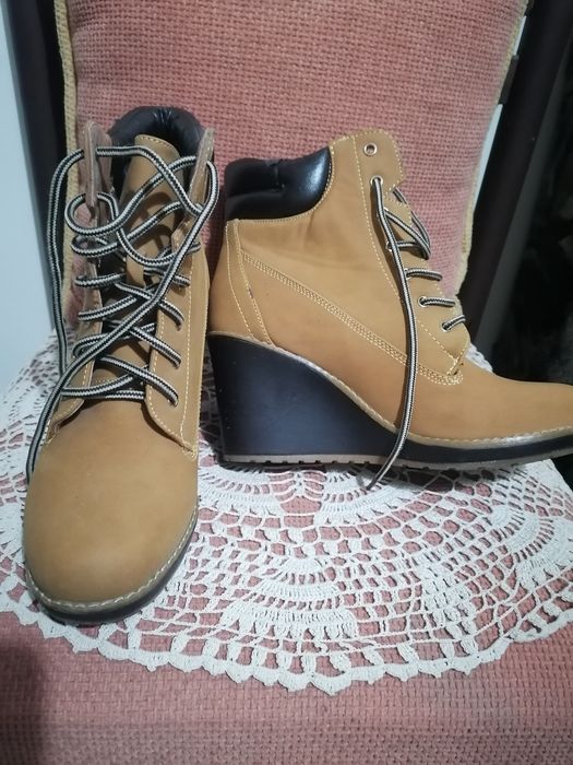 Зимни боти от велур