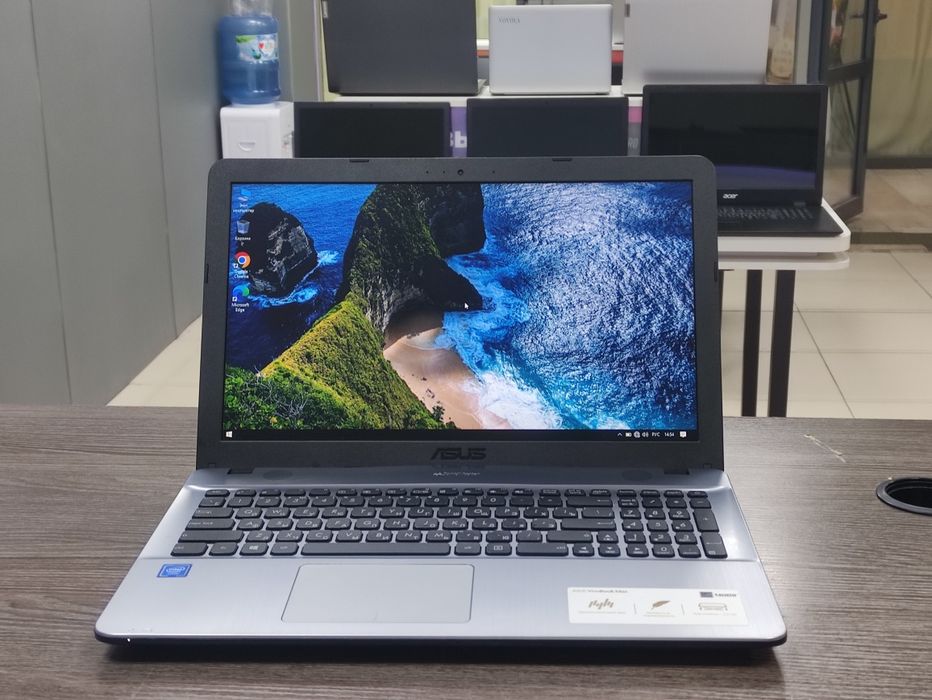 ноутбук Asus с коробкой