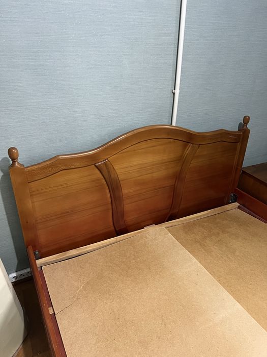 Деревянная кровать