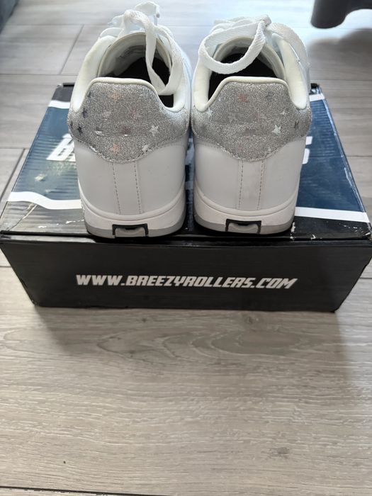 Breezy Rollers Kicks White/Silver Adidasi role