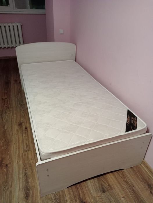 Кровать с матрасом