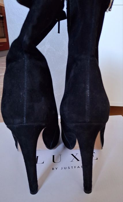 Черни боти на ток