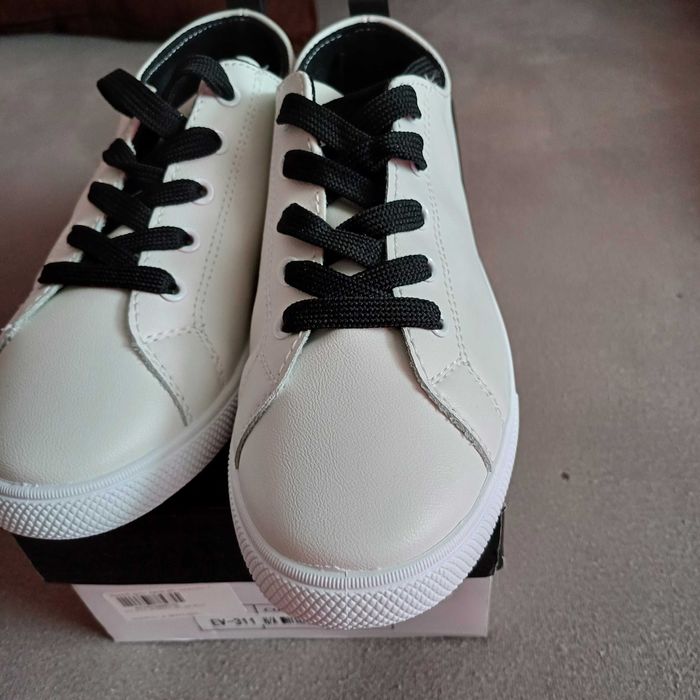 НОВИ маратонки 38н