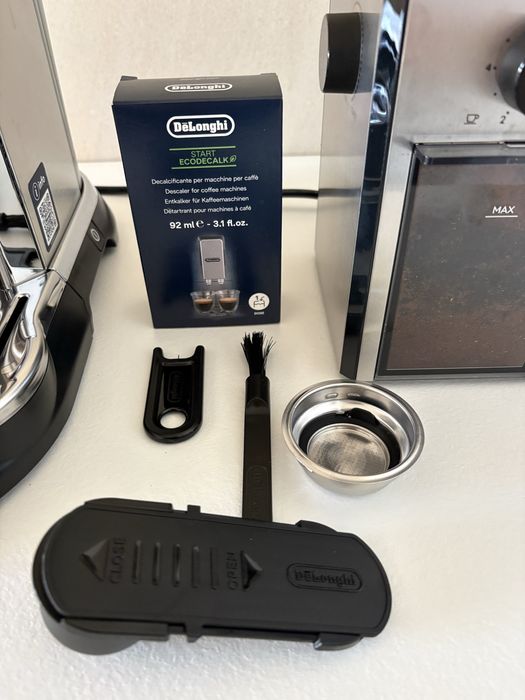 Кофеварка De’Longhi Dedica Maestro Plus EC950.M