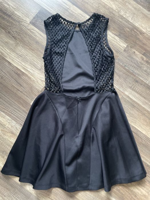 Кокетна Рокля с гол гръб