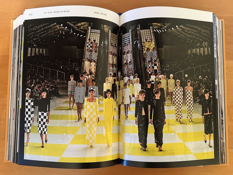 Книга Louis Vuitton Catwalk. Пълна колекция от всички модни ревюта