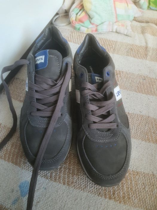 Papuci levis adidasi