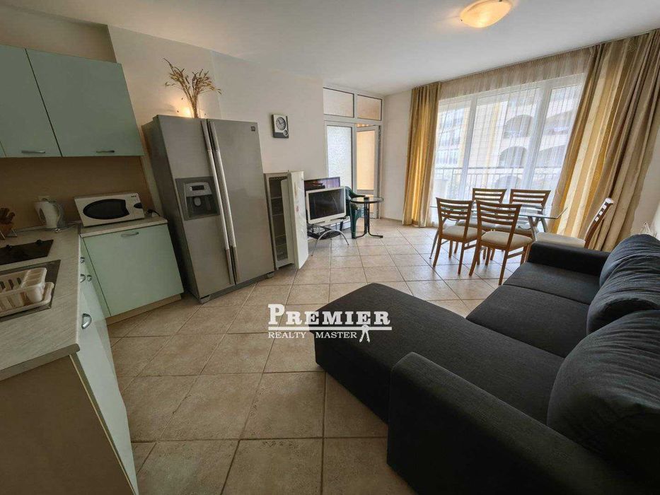 Обзаведен тристаен апартамент на първа линия в Ахелой