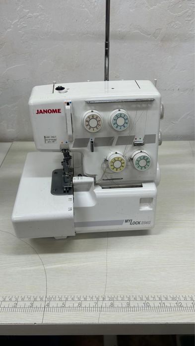 Продается оверлок Janome