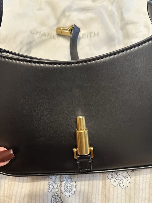 Продам сумку багет оригинал Charles&Keith