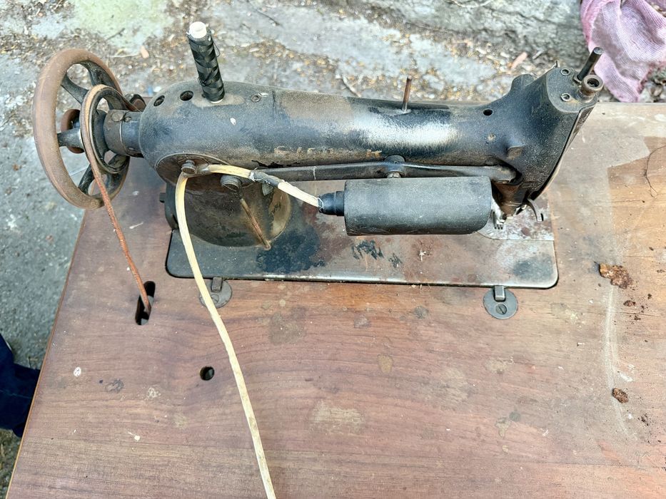 Ретро шевна машина с маса