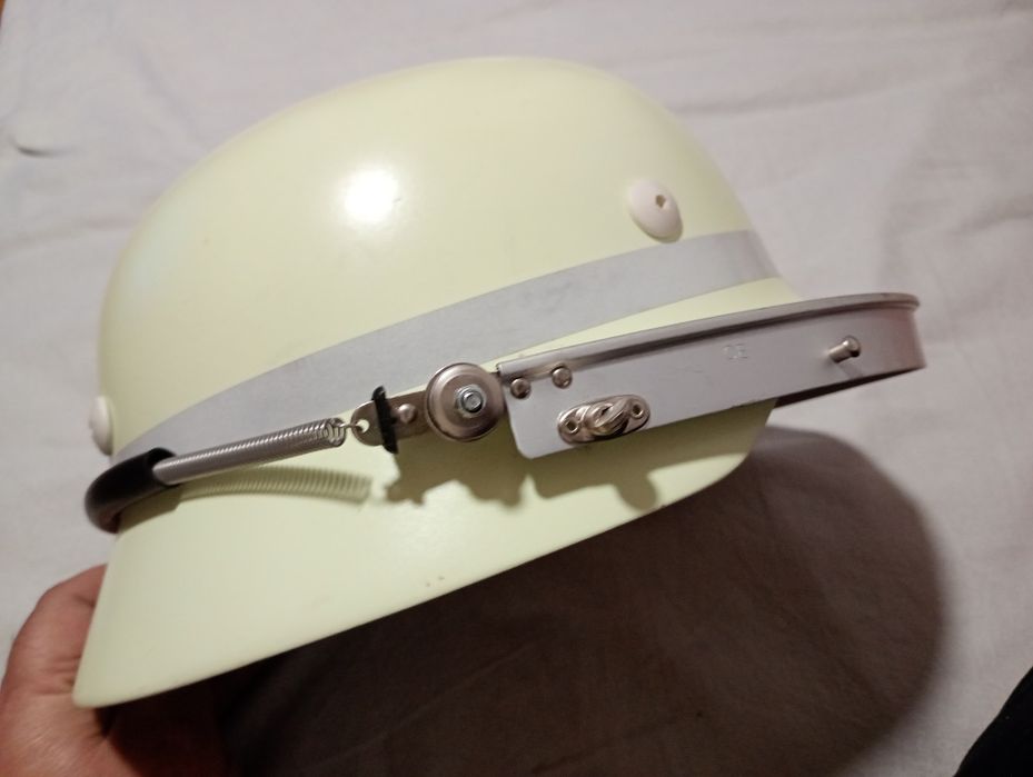 Vând / schimb casca din material fosforescent