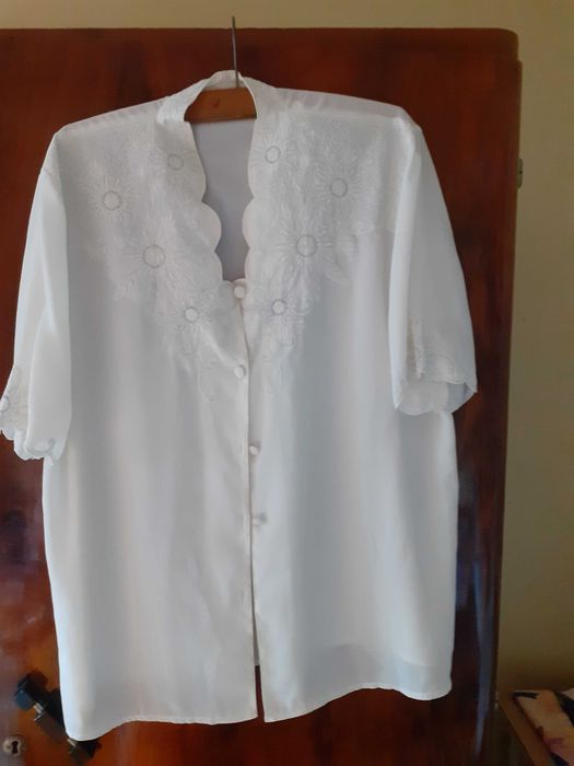 vand imbracaminte stare buna