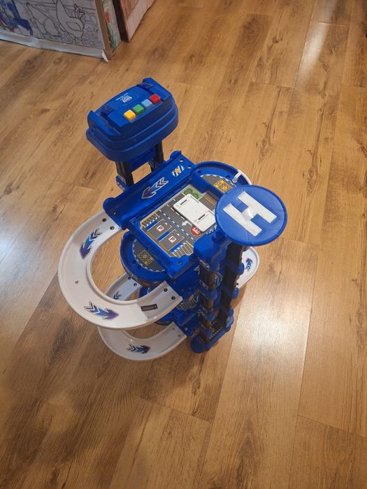 Четири етажна писта за коли и писти HotWheels