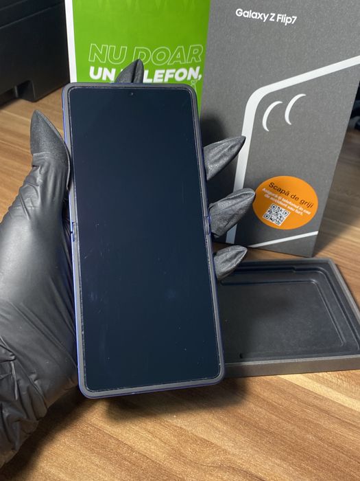Samsung Galaxy Z Flip7 • 256 GB • Blue Shadow