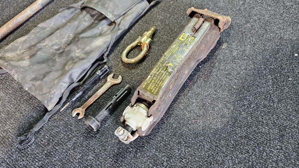 Trusa cric + cheie originala Volkswagen Golf 3 / Vento  / Passat B4

S