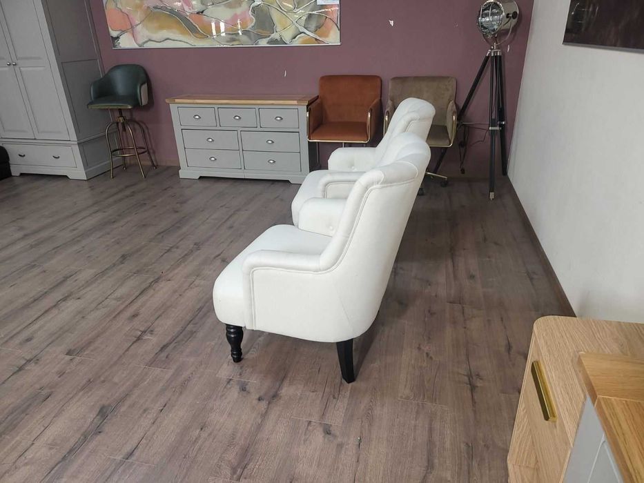 Два броя светло кремави фотьойли от плат