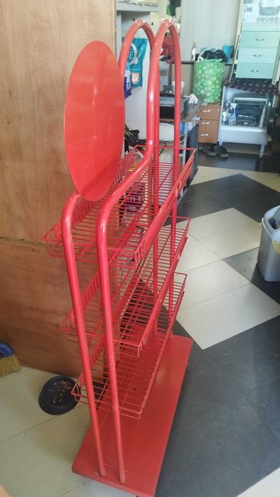 Метален стелаж с рафтове 146/70/30см червен с колела