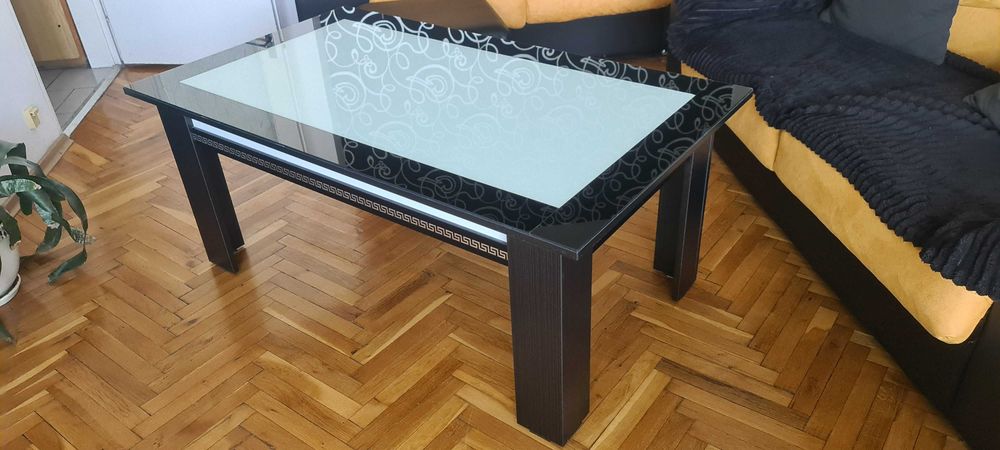 Версаче маса, разтегателна в перфектно състояние.(140х80 или 180х80)